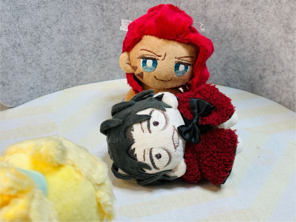 生まれたてのマドぬいと、ダチの生まれたての姿をお嬢さんに見せないように間に滑り込むギャメぬい