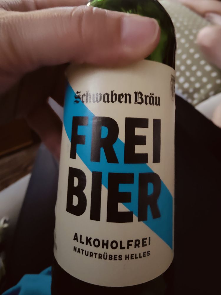 Etikett eines Bieres in meiner Hand. FREIBIER (Alkoholfrei Naturtrübes Helles) von Schwaben Bräu