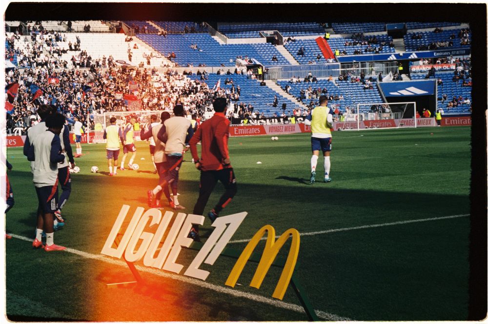 Photo argentique des joueurs de l'OL (Olympique lyonnais) au Groupama Stadium. Un défaut d'exposition donne une teinte rouge à la partie gauche de la photo. 