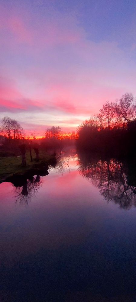 Un matin d’hiver aller en bord de Sèvre admirer la beauté des cieux...lever du soleil rose et violet ..c’est doux et ça réchauffe le cœur.. 