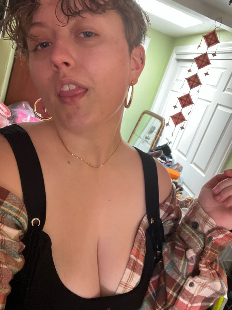 corset stay oversized flannel, gold hoops, nonbinary, gold choker, green room, blue eyes, sw, skyhub, findom, femdom, bow down, shrimps, gooner