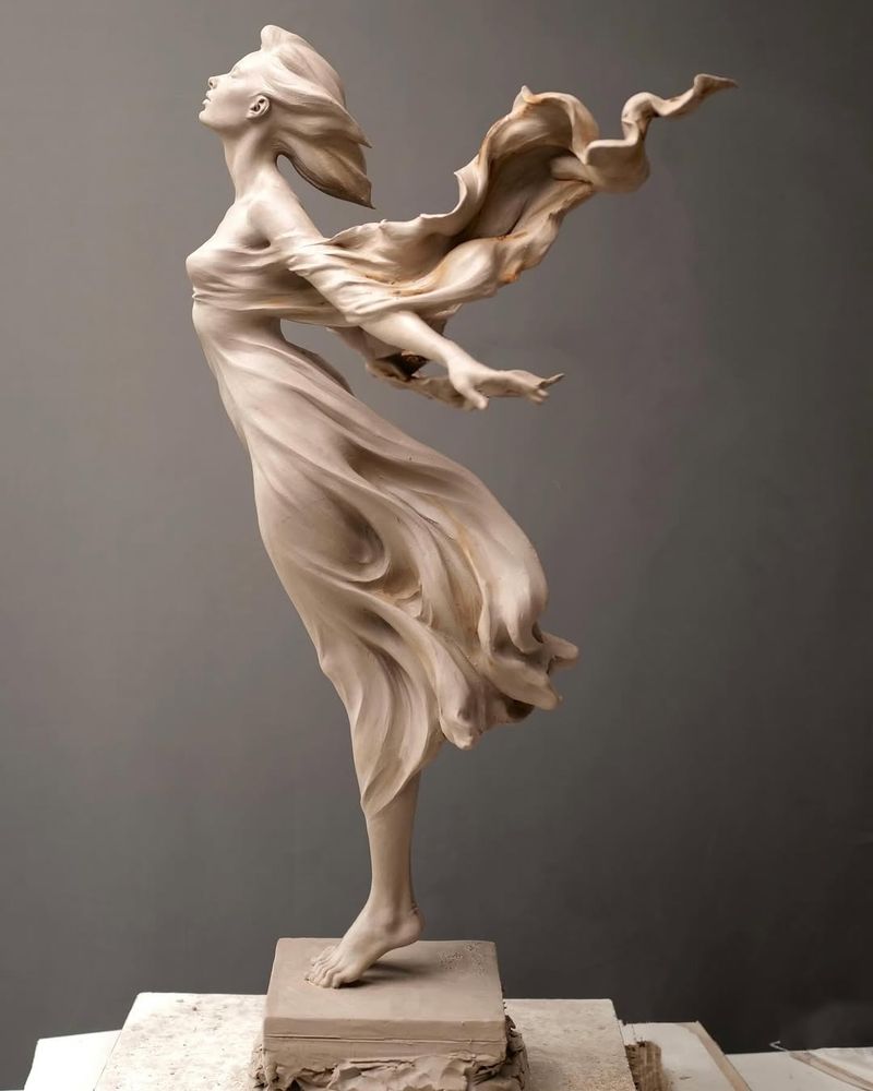 "Born towards the sun" by artist Luo Li Rong. Bronze, 2024 ,72x50x35cm

"Face the sun, and the shadow will always be behind you. 

Face beauty, and ugliness will always be behind you. 

Face courage, and weakness will always be behind you..."