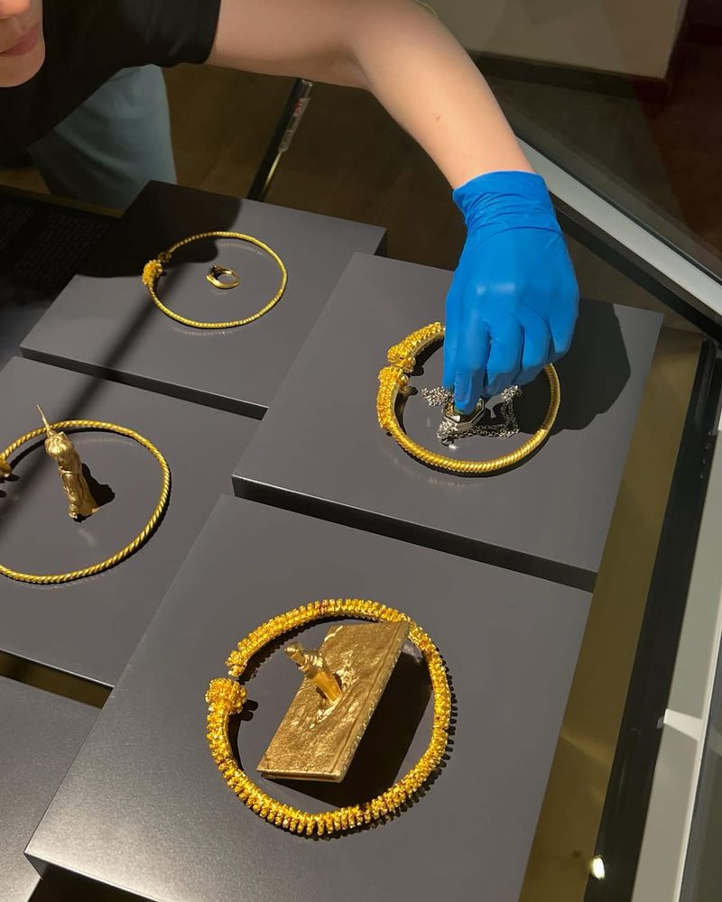 Mise en place de figurines en lien avec la thématique de la soirée 