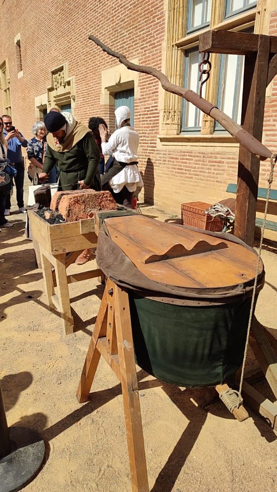 Reconstitution d’une forge médiévale.