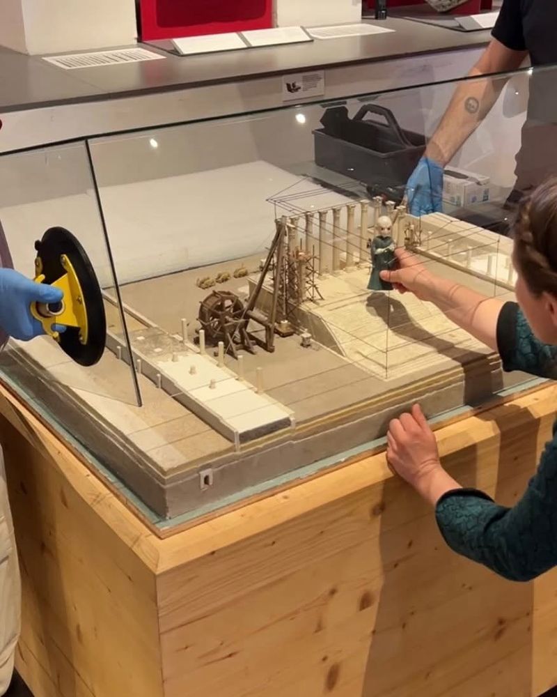 Mise en place de figurines en lien avec la thématique de la soirée 