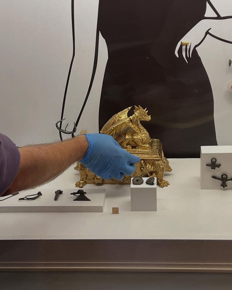 Mise en place de figurines en lien avec la thématique de la soirée 
