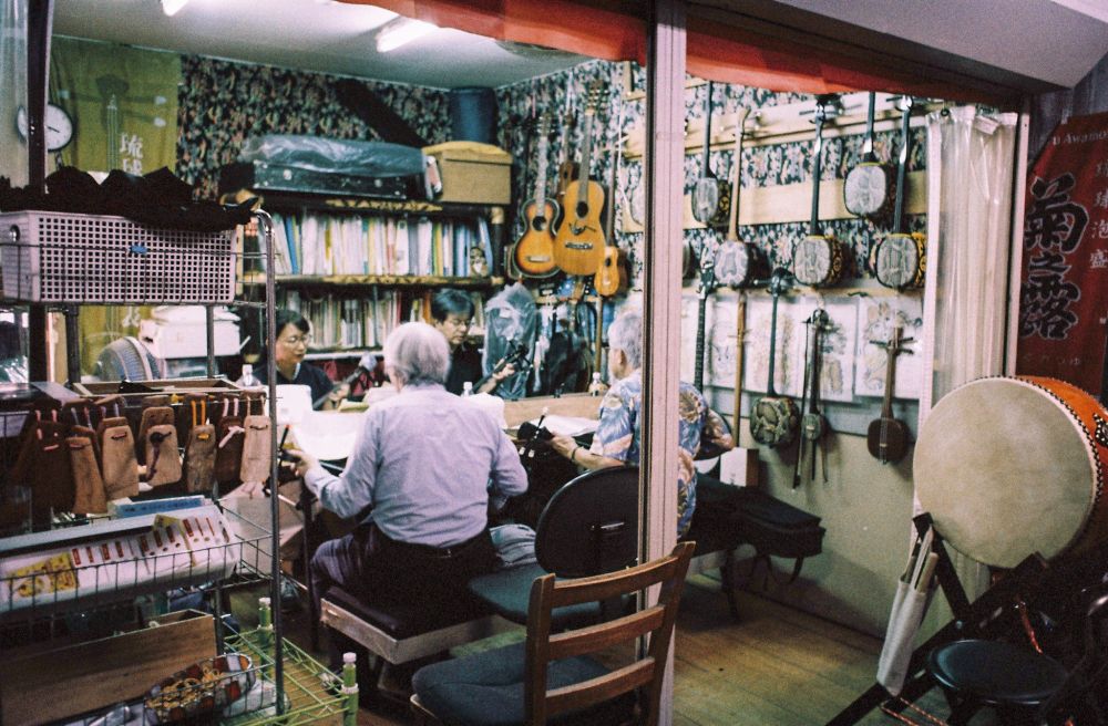 4 people practicing shamisen in a Showa style specialized shop