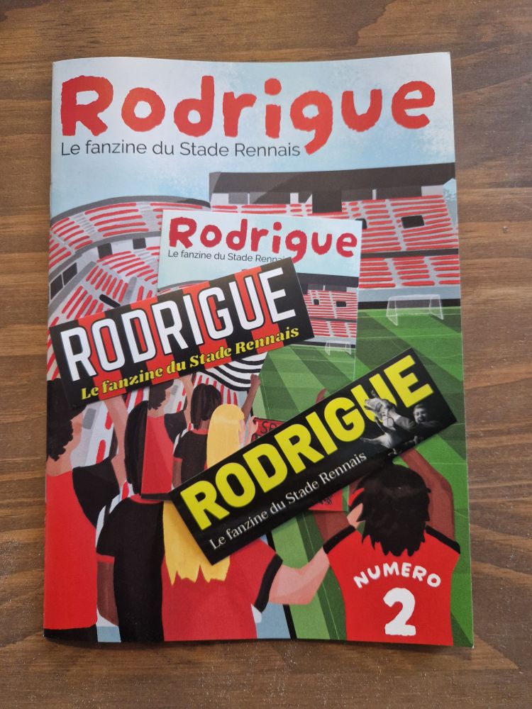 Exemplaire du numéro 2 de Rodrigue, le fanzine du Stade Rennais, recouvert de 3 stickers différents.