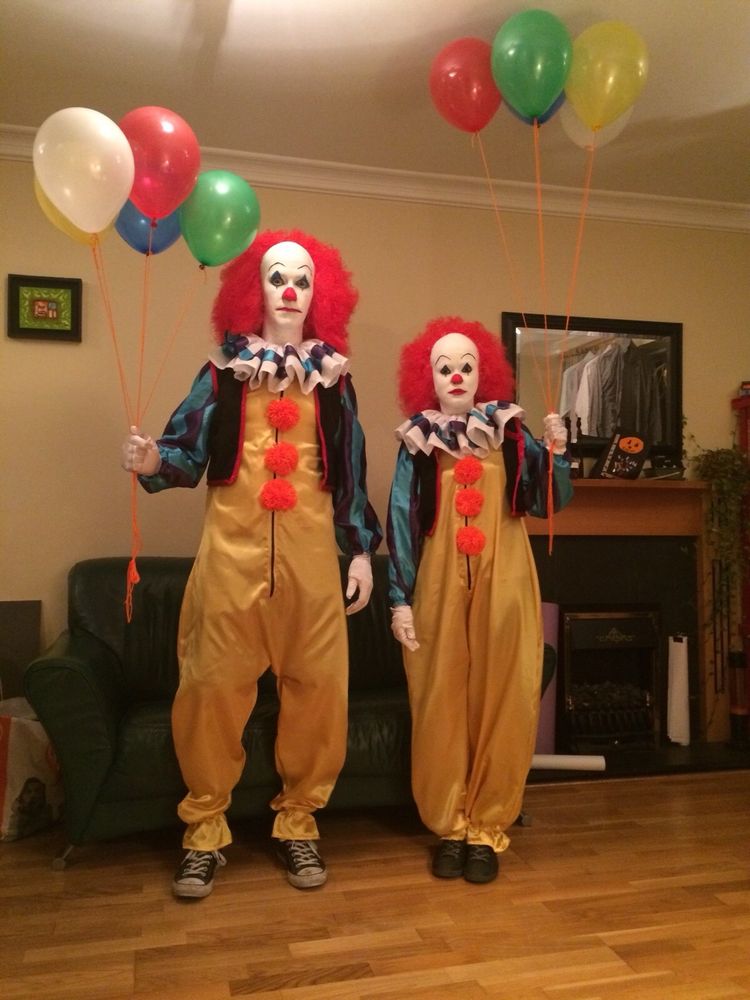 2 people dressed as pennywise for Halloween. 