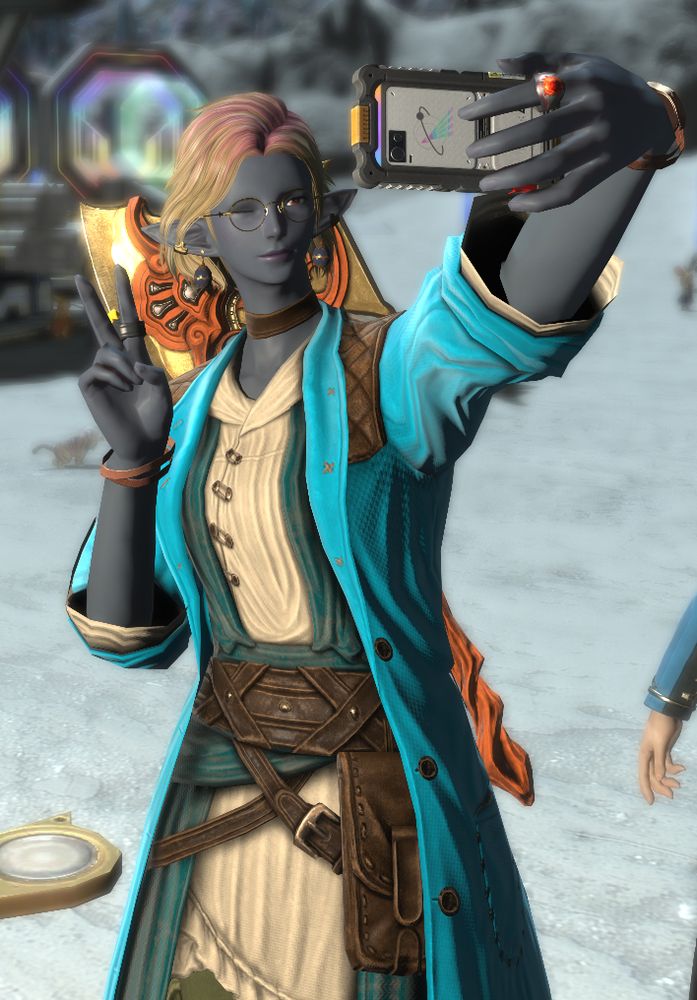 Lunaire Novoigna a duskwight Elezen dressed in blue poses for a selfie