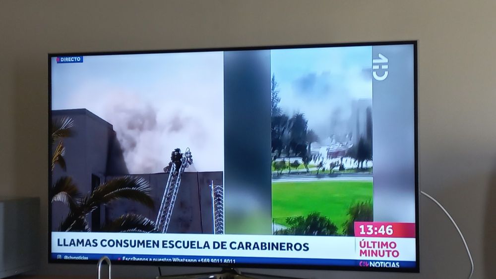 Noticiario de Chilevisión. El texto inferior reza "llamas consumen Escuela de Carabineros"