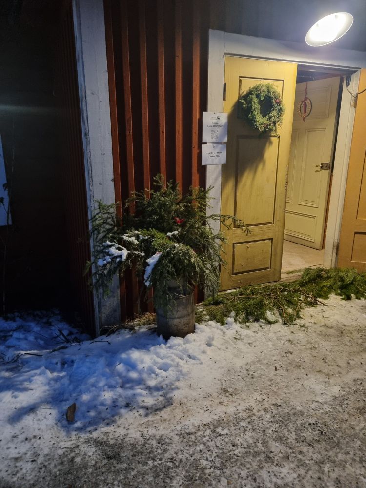 Bild på entrén till bakstugan på Jamtli i Östersund.