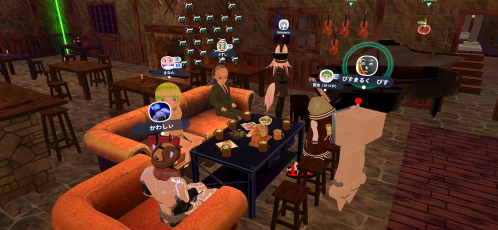 落ち着いたデザインの店内にカウンターテーブルやテーブル、ソファに巨大モニターや販売モデルのポスターがあります。偶然このワールドの制作者かわしぃさんもいて談話を楽しみました。3DCGをやっている人と直接会話できるのもメタバースの魅力だったりします。