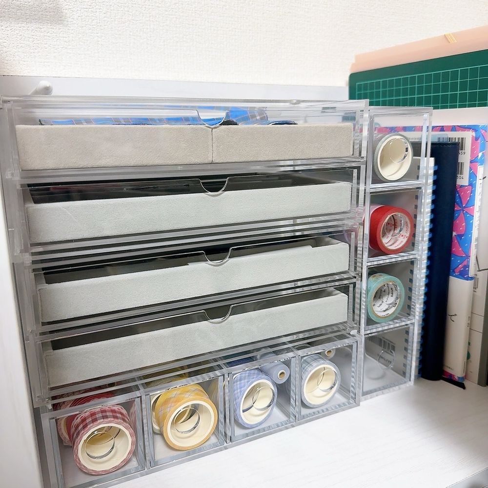 万年筆ガラスペンの収納ケースとマスキングテープの収納ケースが配置されている