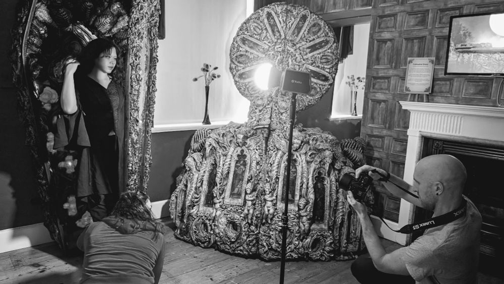 Angel the Red having her photo taken by Fotoblitz. 