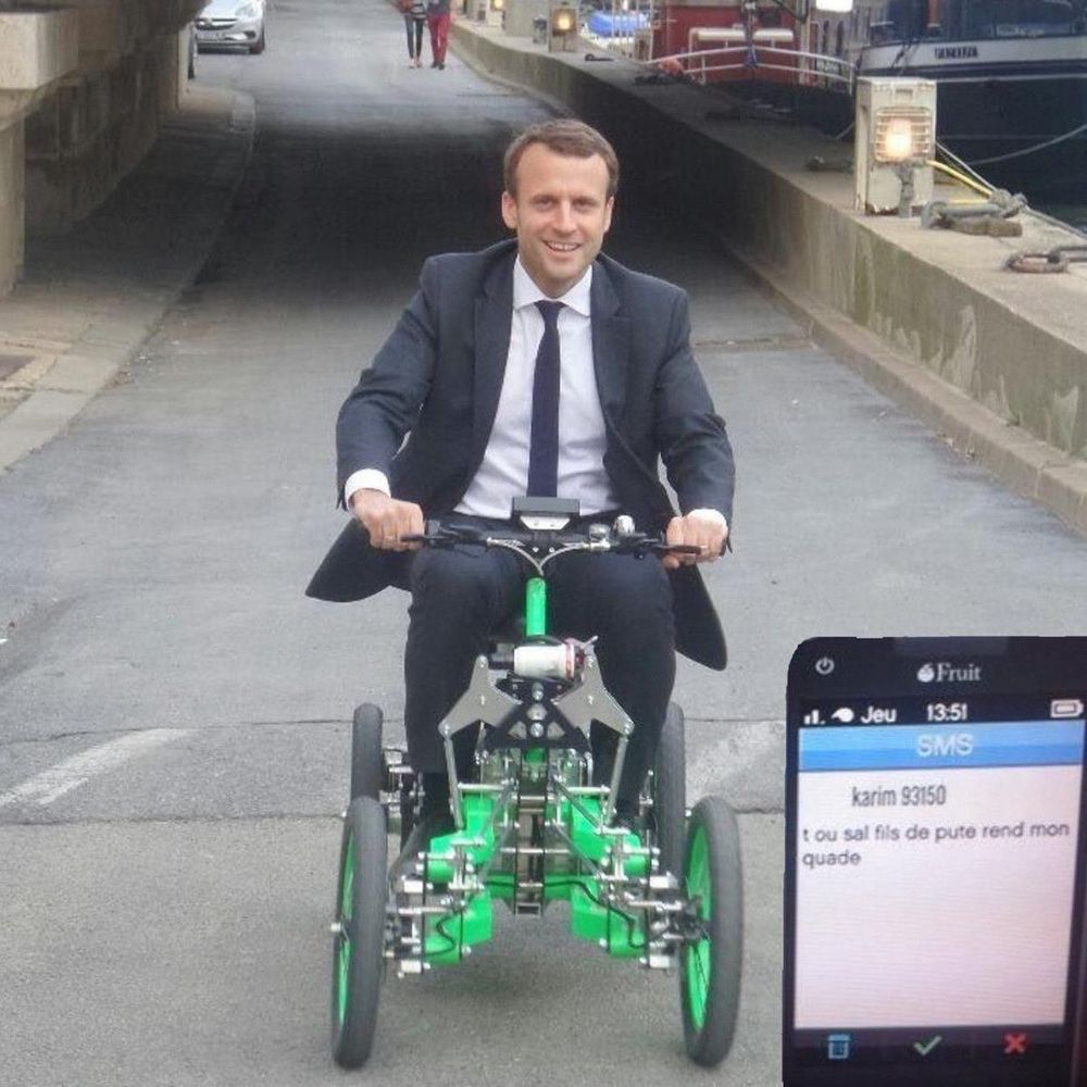 Macron sur un quad électrique avec dans le coin de l'image un téléphone montrant un sms de Karim93150 disant "t ou sal fils de put rend mon quade"