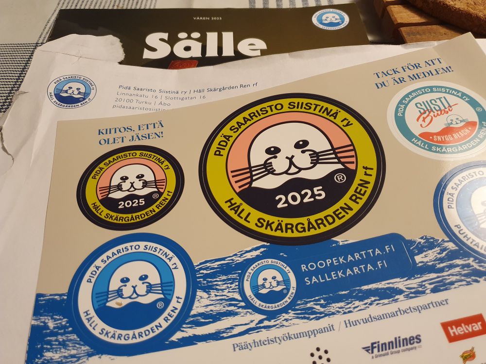 Håll skärgården ren rf's klistermärken för år 2025 samt deras medlemstidning Sälle.