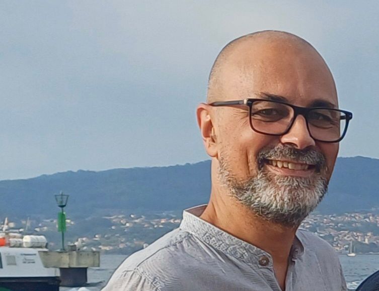 Eu. Feliz. A ría de Vigo de fondo.