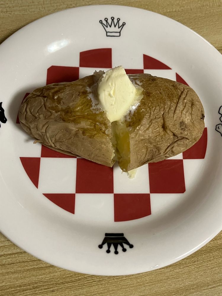 メークインをレンチンしてバターのせただけのやつ。素材の味がいきる。