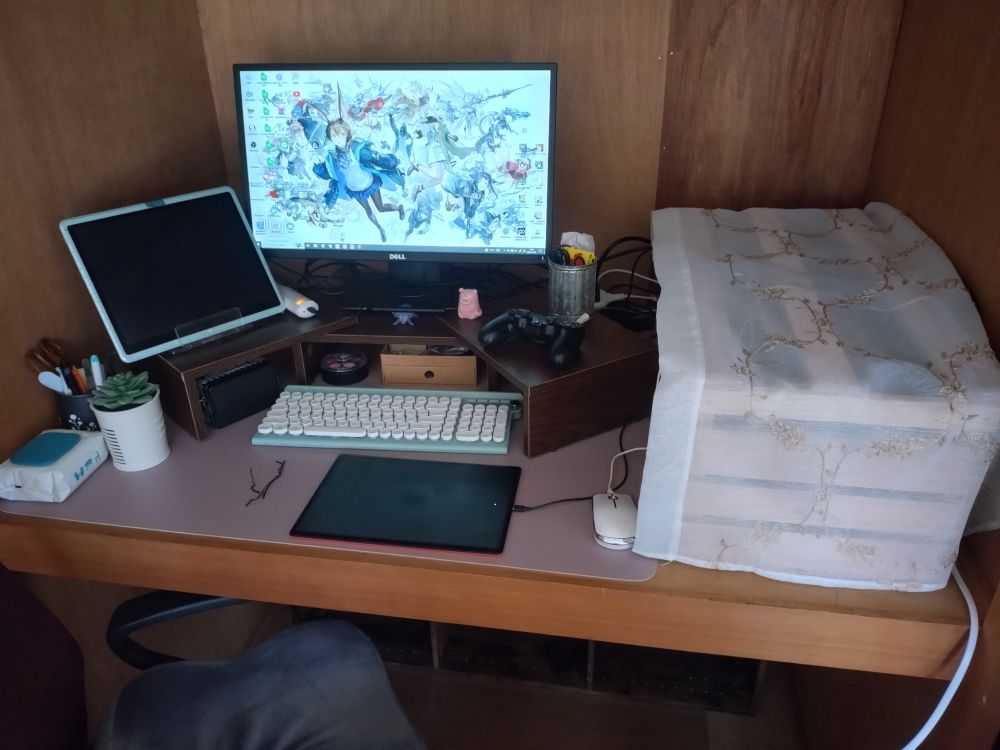 押入れデスクの写真　小さなヤドンのフィギュアが飾ってある