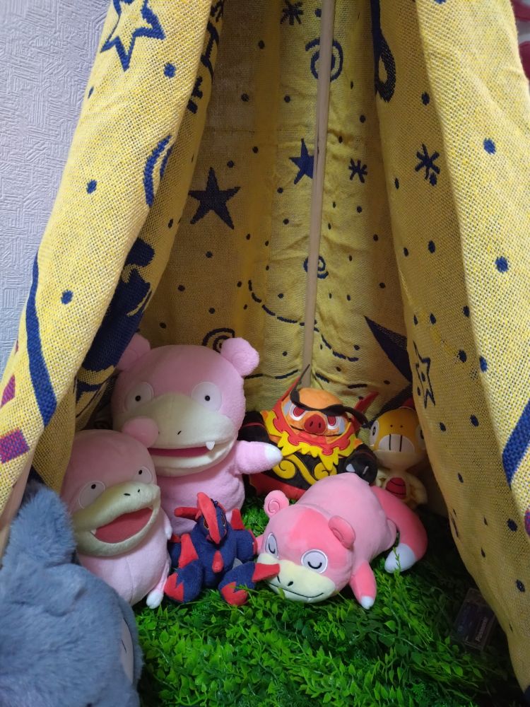 ティピーテントのなかにヤドンのぬいぐるみなどが入っている写真