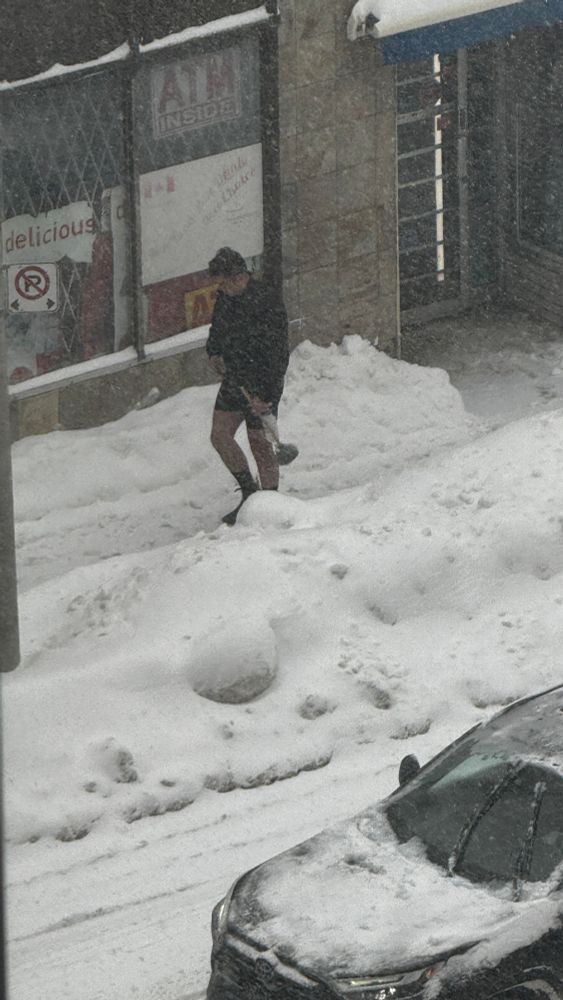 Señor en gayumbos por la calle saliendo de comprar un desatascador. 
