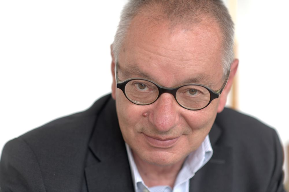 porttrait von gerald. er blickt mit einem kleinen lächeln in die kamera.