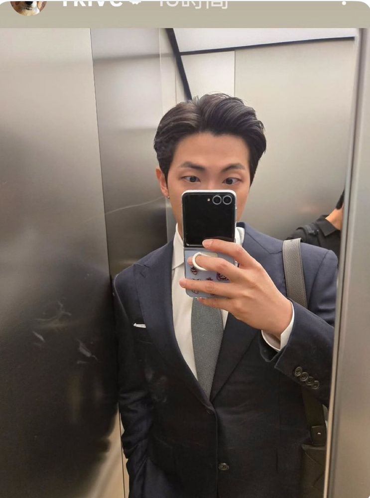 BTSのリーダー、キムナムジュンがオーダーメイドのスーツを着てエレベーター内で自撮りしている
