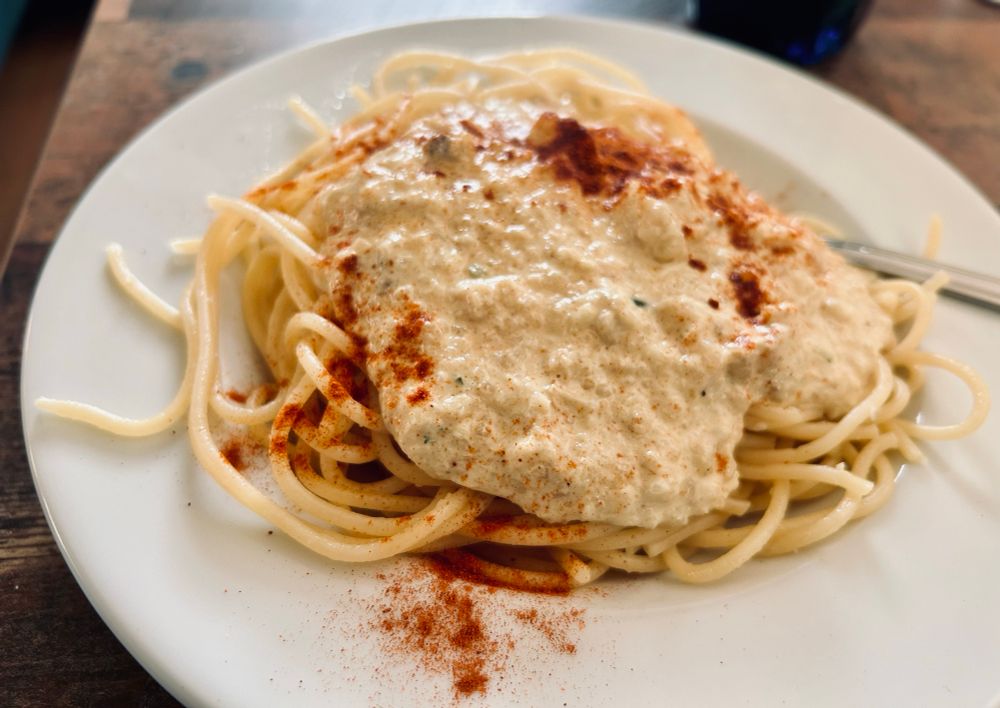 Teller Nudeln wie beschrieben, der Teller ist auch weiß 