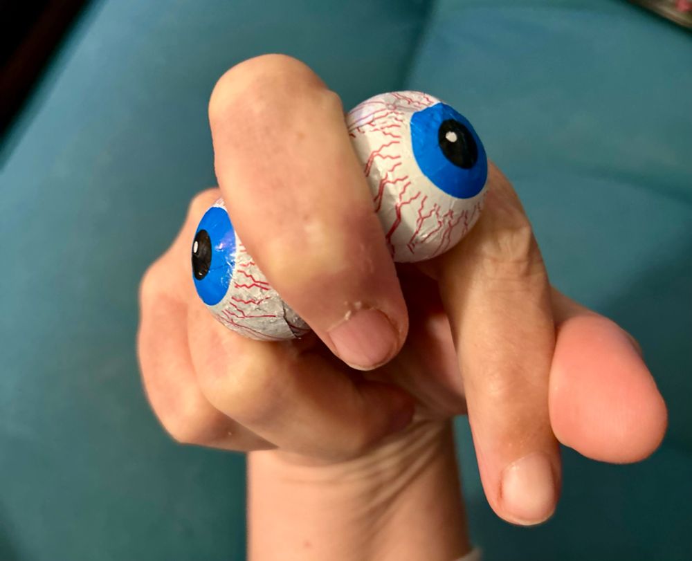 Hand mit zwei Schoko-Glubschaugen