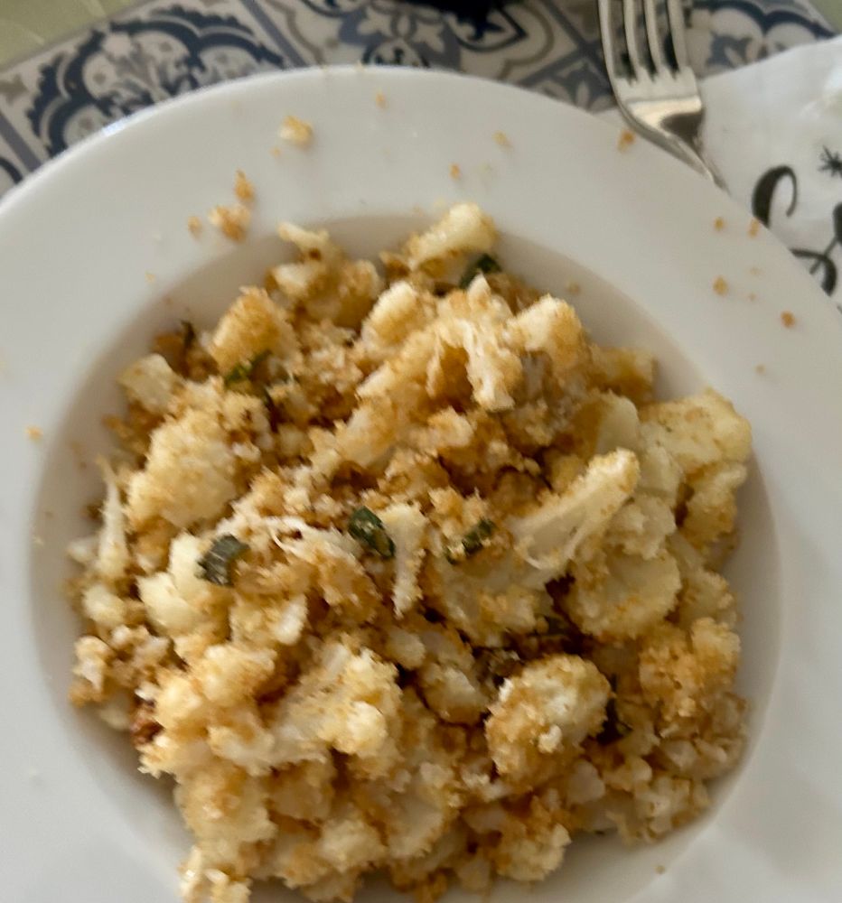 Weißer Teller mit beschriebenem Essen