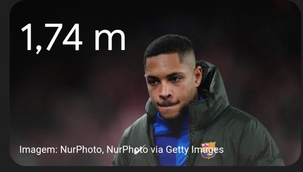 Foto de Vitor Roque com sua altura, 1,74 metro.