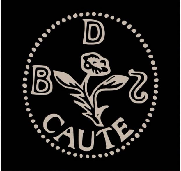 Bild von dem Emblem das Bento de Spinoza auf seinem Siegelring hatte . Die 3 Buchstaben BDS sind  um eine Blume gruppiert und unten steht caute was in etwa  Vorsicht ( pass auf dich auf) bedeutet 