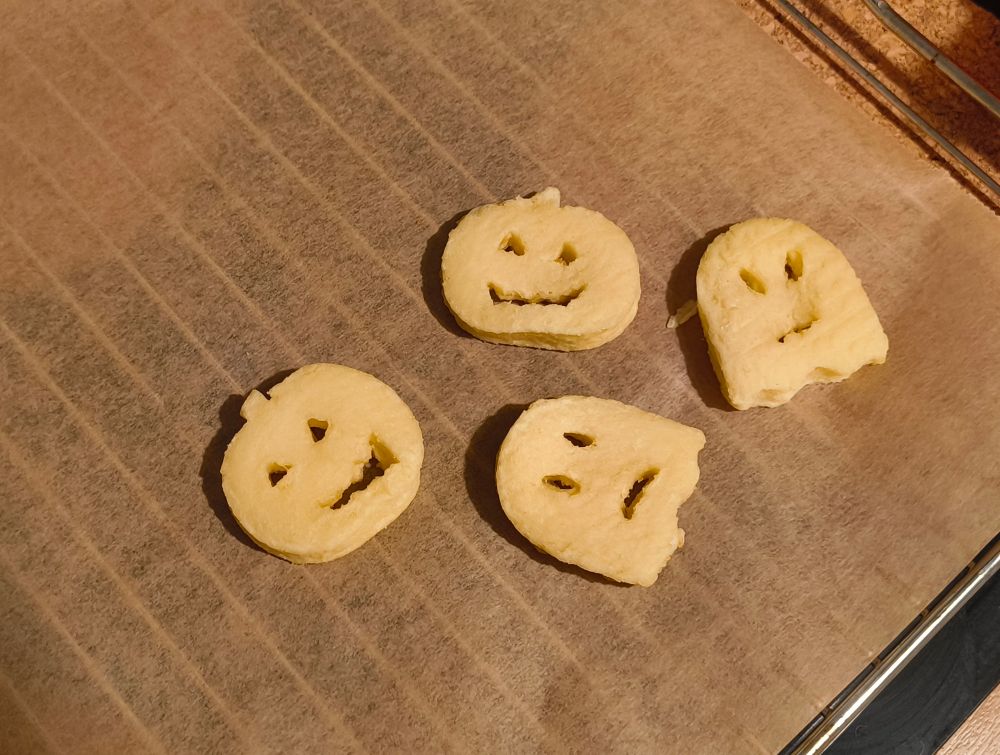 Kartoffel-Snacks in der Form von Halloween-Kürbissen und Geistern