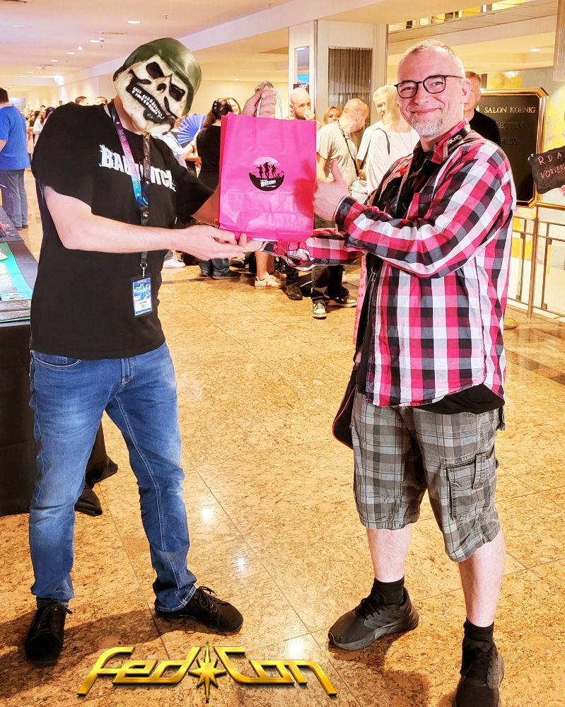 "Inglorious Bitches" Bücher auf der FedCon Leser Micha übergeben.