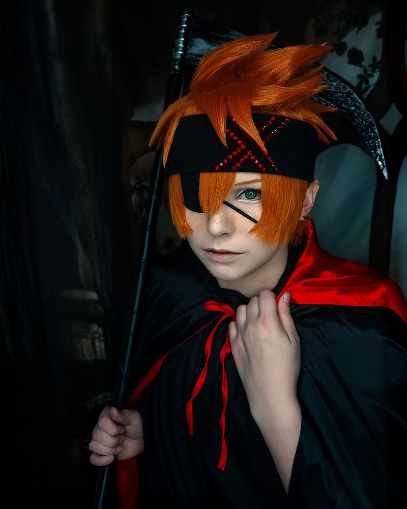 Cosplay von Lavi Bookman Junior als Sensenmann. Mit Sense, aber recht unernst. 