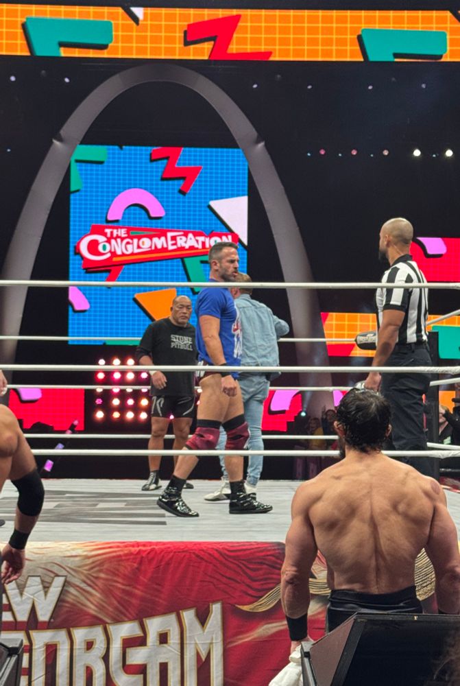 Pac showing off how ripped his back muscles are