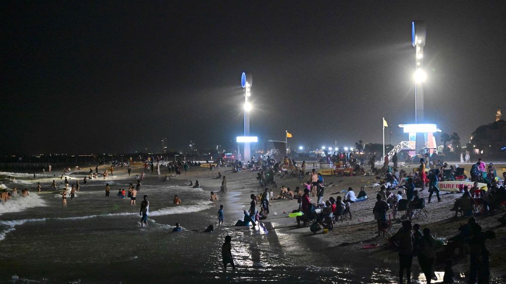 Face à l'envolée des températures, Dubaï adopte les plages de nuit