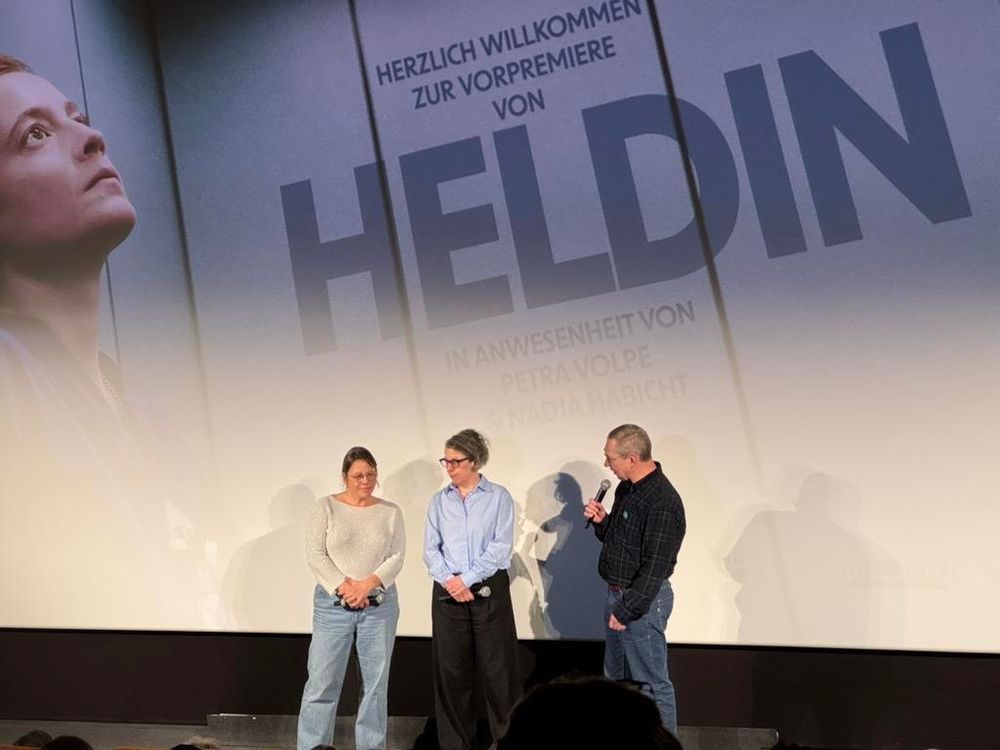 Foto der Regisseurin Petra Volpe vor der Leinwand im kult.kino #Basel 