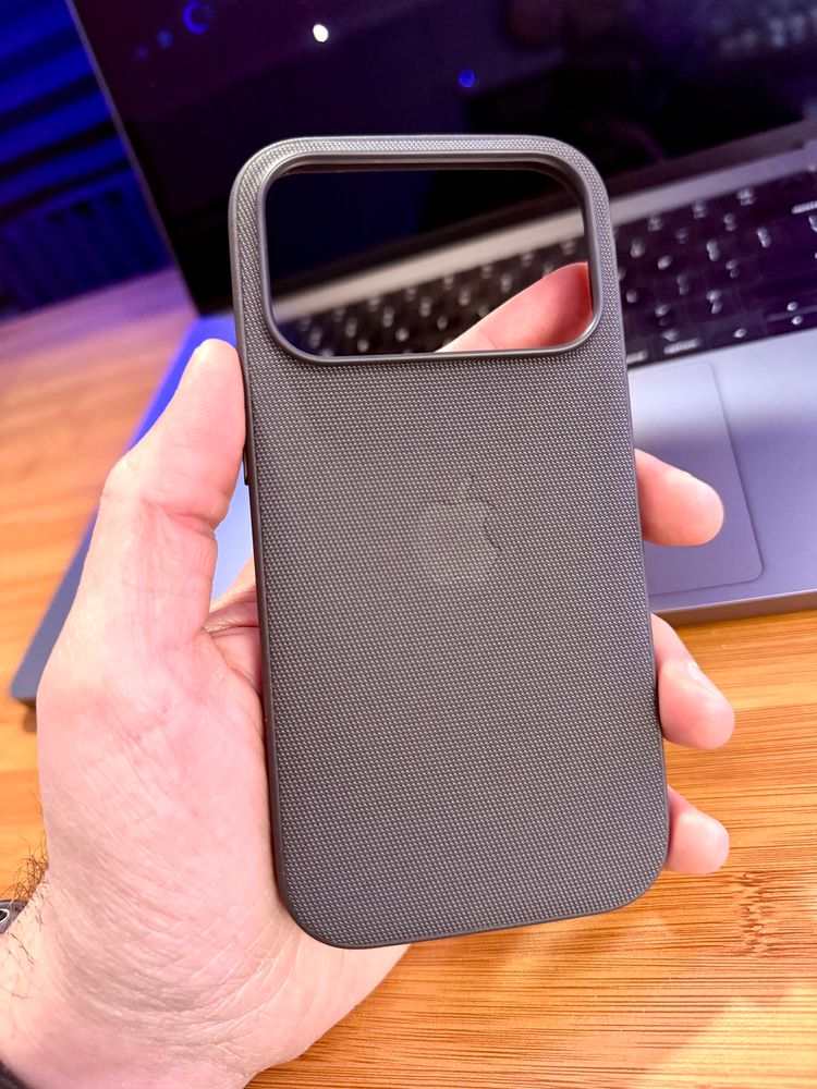 iPhone 17 pro tech woven case in black. 