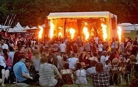 Bild einer Konzertbühne mit feuershow