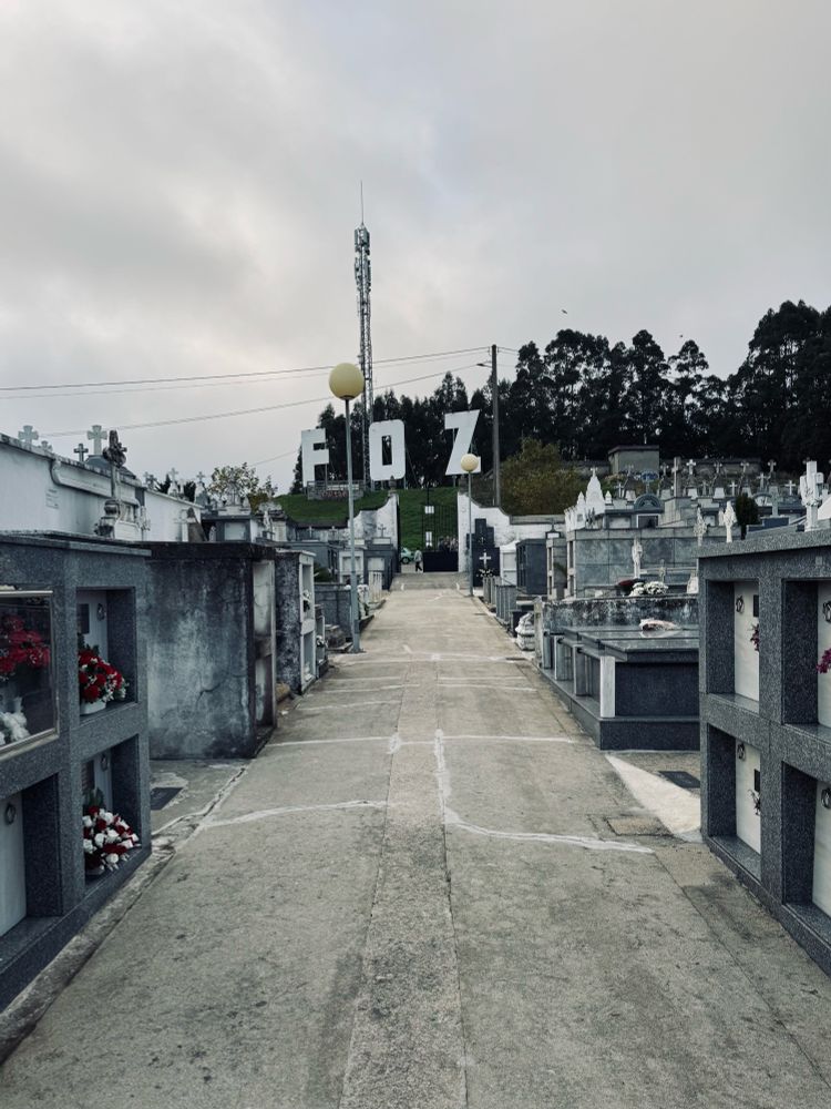 Camiterio; de fondo, o enorme letreiro de Foz no monte do Castro. 