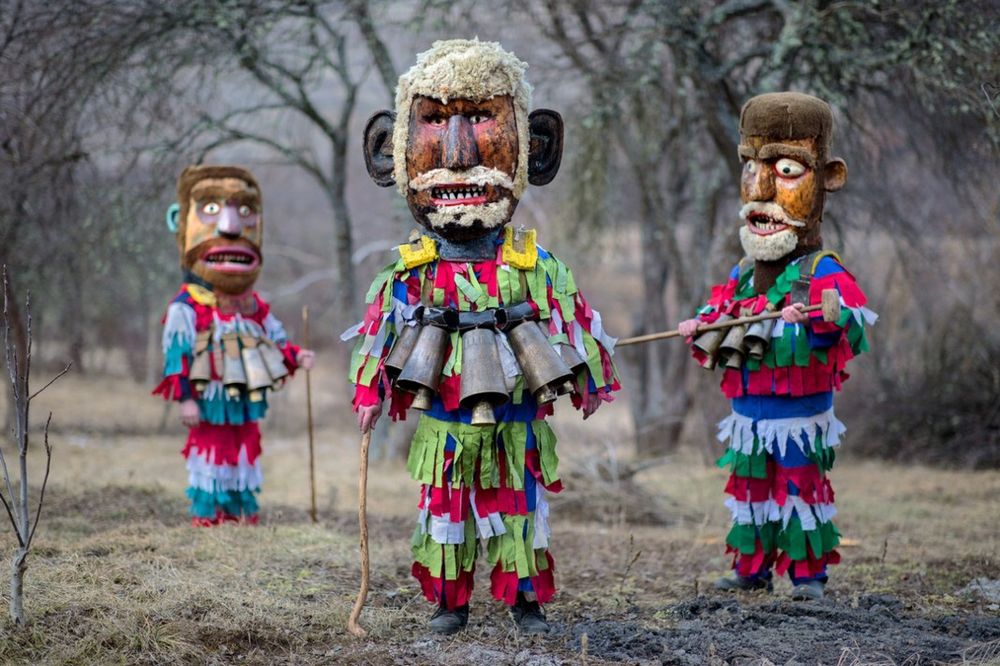 Tres kukeri —entroidos búlgaros— fotografados por Ivo Danchev. 