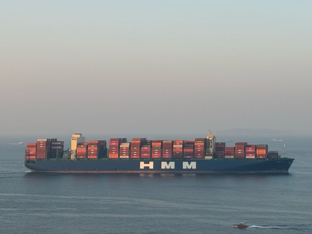 Container ship with the word ‘HMM’ on the side 