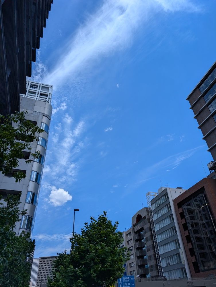 赤坂見附近辺のビルの間に見える青空