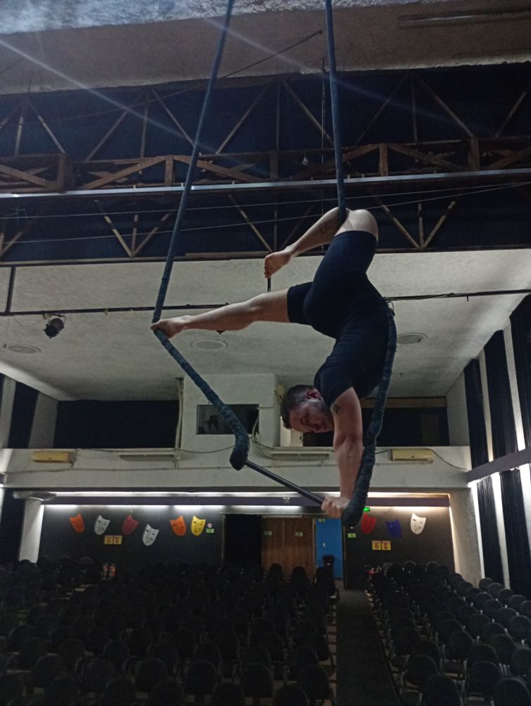 Mesma pose anterior, porém agora o braço livre está fora da coxa.