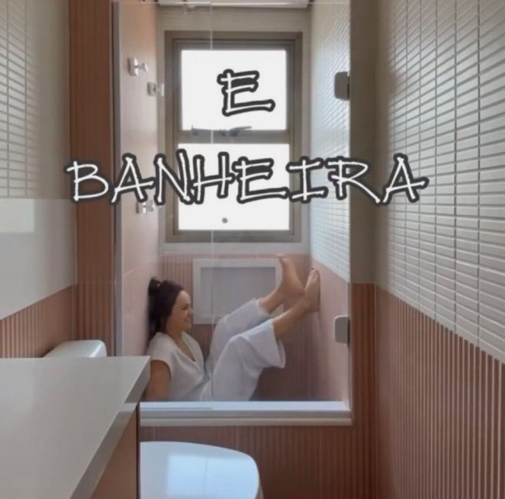 Paty doma presa numa banheira minúscula num desses banheiro tchongo q ela faz pros clientes de péssimo gosto dela. Na frente está escrito "E BANHEIRA"