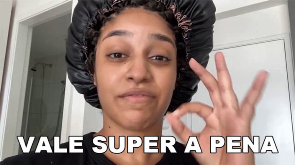 a woman with a bonnet on her head giving an ok sign and the words vale super a pena below her