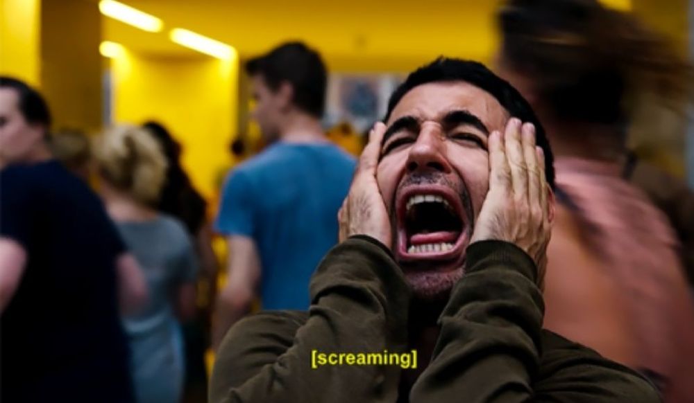 Miguel Ángel Silvestre en Sense8 interpretando a Lito. En la imagen se le ve chillando con las dos manos en la cara, desesperado total