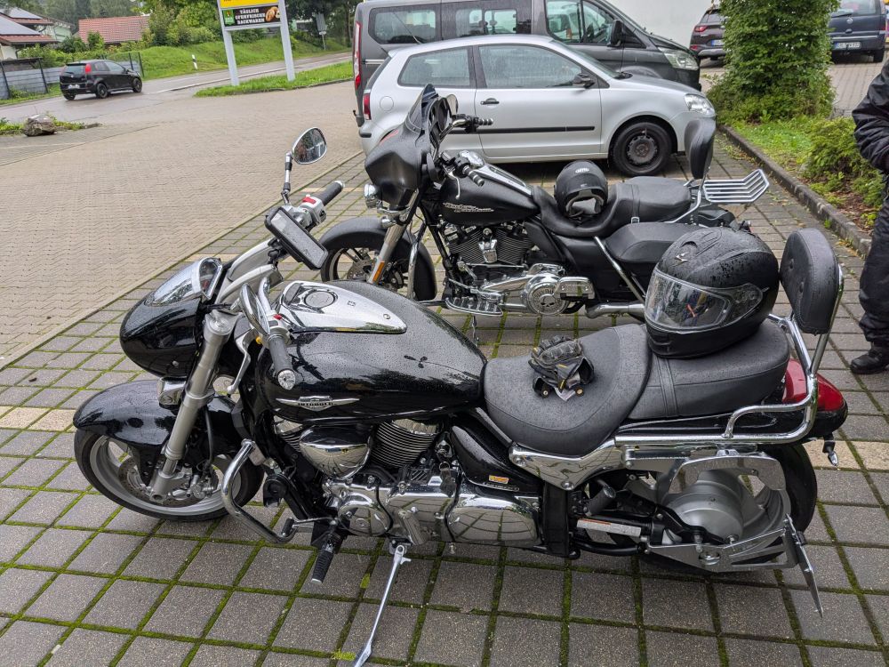 Bild von zwei Harley-Davidson-Motorrädern